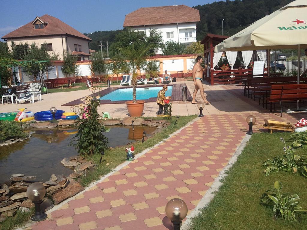 Casa Alba Hotell Râmnicu Vâlcea Exteriör bild