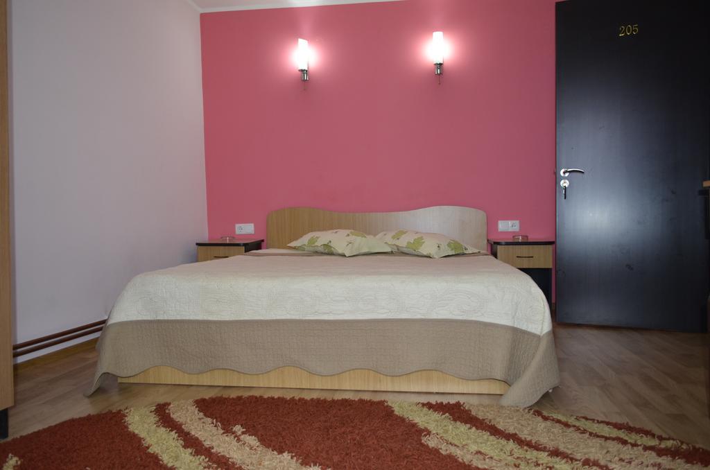 Casa Alba Hotell Râmnicu Vâlcea Exteriör bild