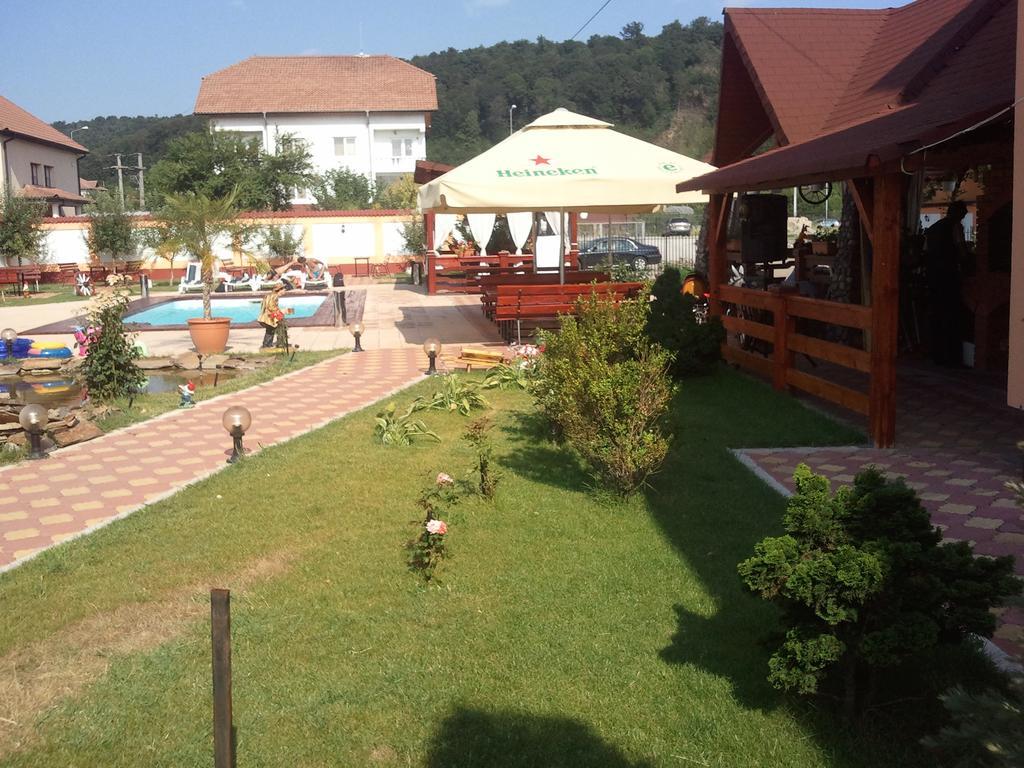 Casa Alba Hotell Râmnicu Vâlcea Exteriör bild