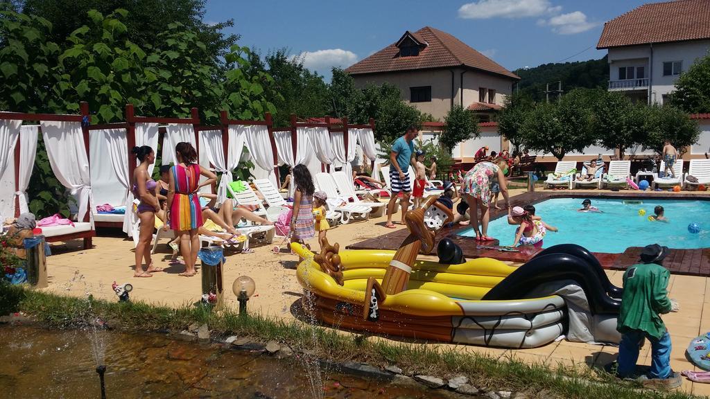 Casa Alba Hotell Râmnicu Vâlcea Exteriör bild
